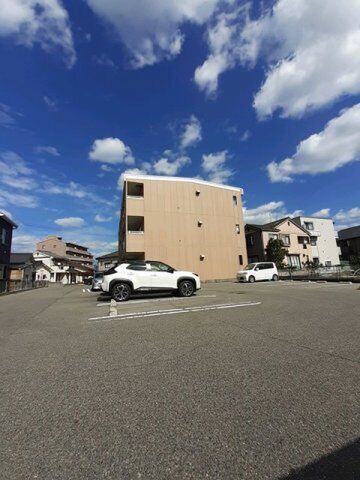 拡大写真:ニューマリッチ沖本 3階303の駐車場があります
