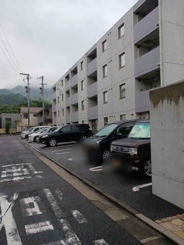 拡大写真：アルページュ祇園 3階301の車をお持ちの方に嬉しい駐車場付きの物件です