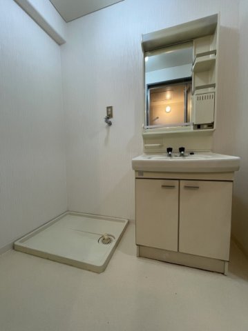 拡大写真:セントラルハイツ中山 4階402の朝の身支度には欠かせない独立洗面化粧台