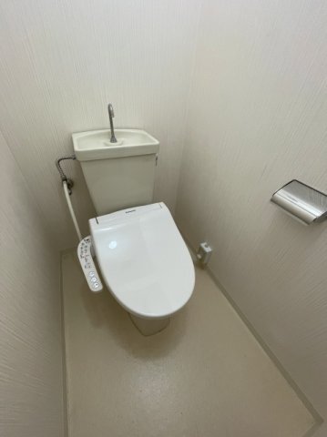 拡大写真:セントラルハイツ中山 4階402の落ち着いた色調のトイレです