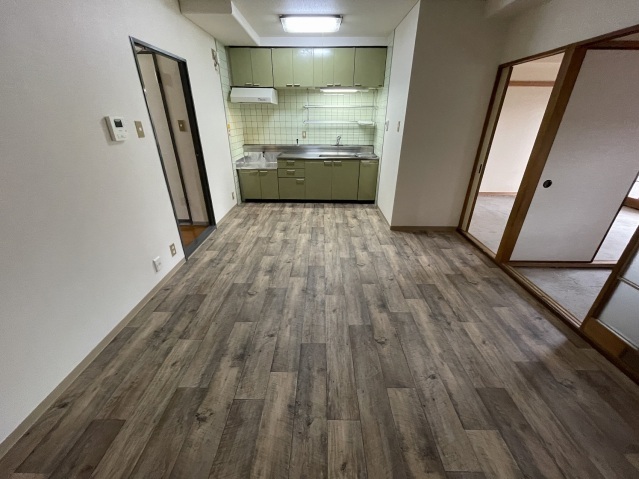 拡大写真:セントラルハイツ中山 4階402の使いやすいリビングです