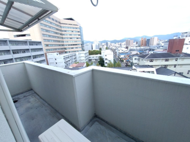 拡大写真:でしおドルフ 7階707の外からの目が気にならないバルコニーで洗濯物が干せます