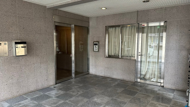 拡大写真:グリーンヴァリィ金光一番館 3階301の清潔なエントランスです