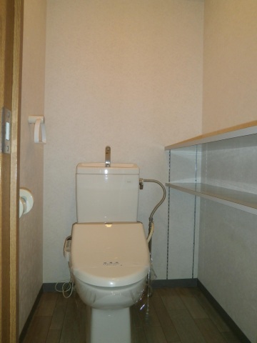 拡大写真:カームレスト・R 2階202の清潔感のあるトイレです