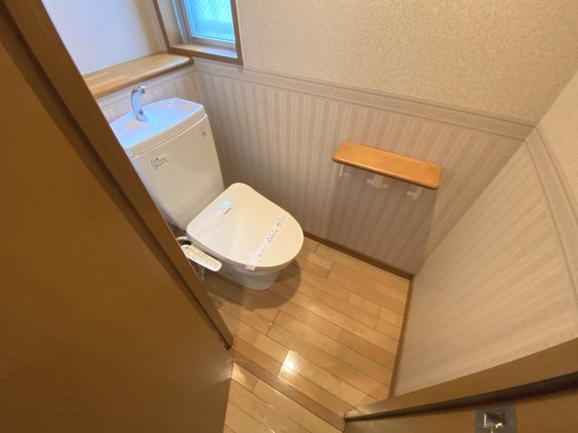 拡大写真:159Bldg 1階101の落ち着いた色調のトイレです