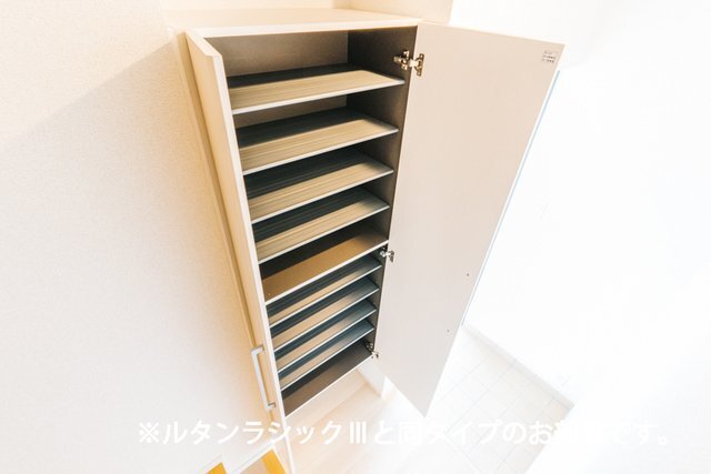 拡大写真:シャンス トロワ 2階202の専用の収納スペースです