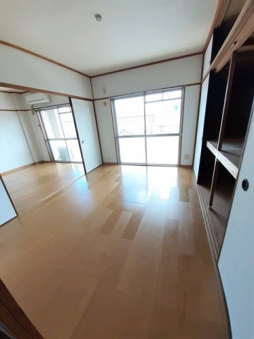 拡大写真:ニューマリッチ沖本 3階303のゆったり過ごせる居間です