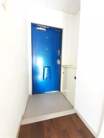 拡大写真:ニューマリッチ沖本 3階303のきれいな玄関です