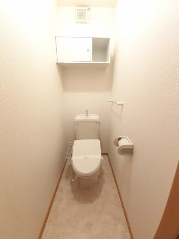 拡大写真:ベル・ラフレシール 1階103のゆったりとした空間のトイレです