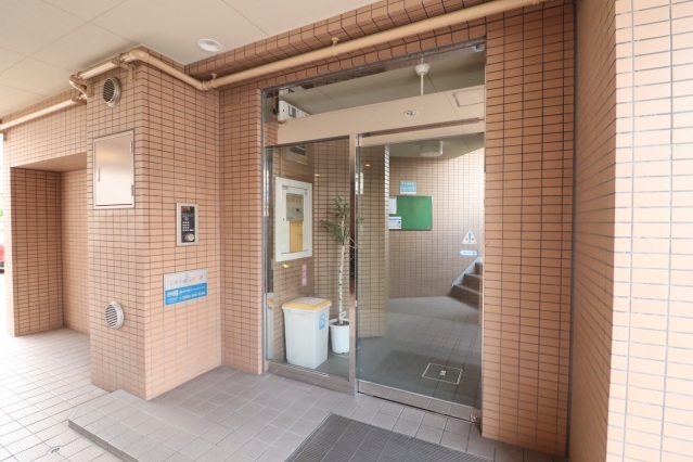 拡大写真:仁保新町コーポ福島 3階303の落ち着いたエントランスです