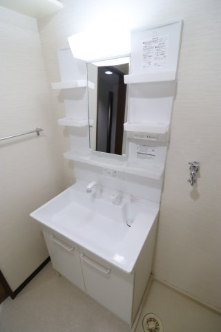 拡大写真:フローラルコート橘 2階206の独立洗面台