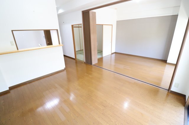 拡大写真:フローラルコート橘 2階206の居間