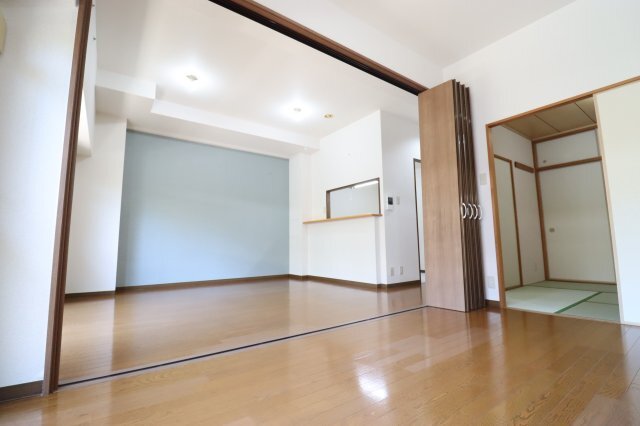 拡大写真:フローラルコート橘 2階206の居間