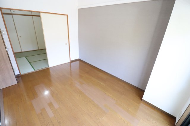 拡大写真:フローラルコート橘 2階206の洋室