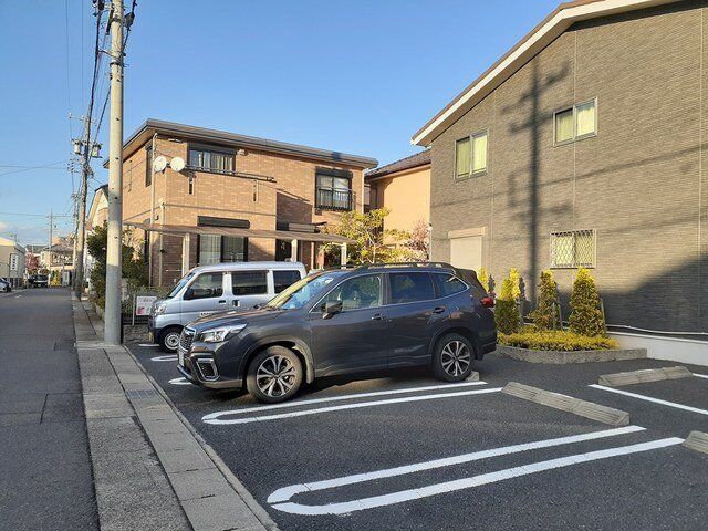 拡大写真:ルピナスⅠ 2階203の駐車場に車を止められます