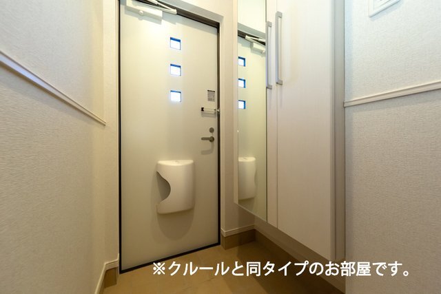 拡大写真:ミナ タウン 2階203のきれいな玄関です