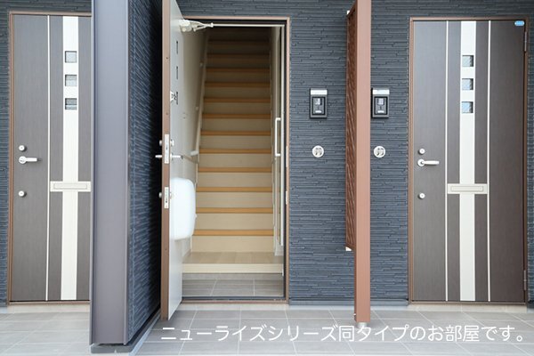 拡大写真:グランフェリーチェ 2階203の明るい玄関です