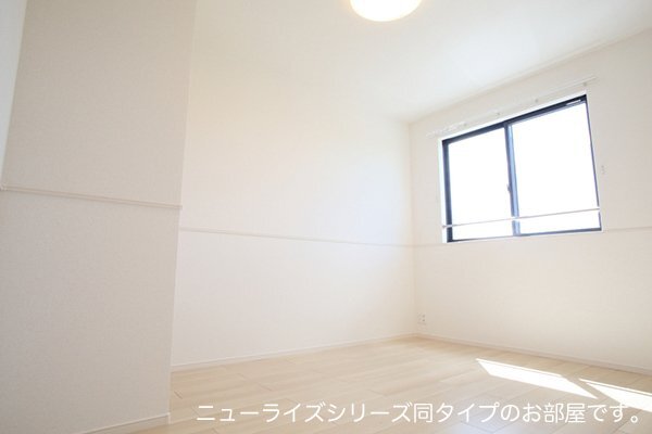 拡大写真:グランフェリーチェ 2階203の明るい色調の室内です