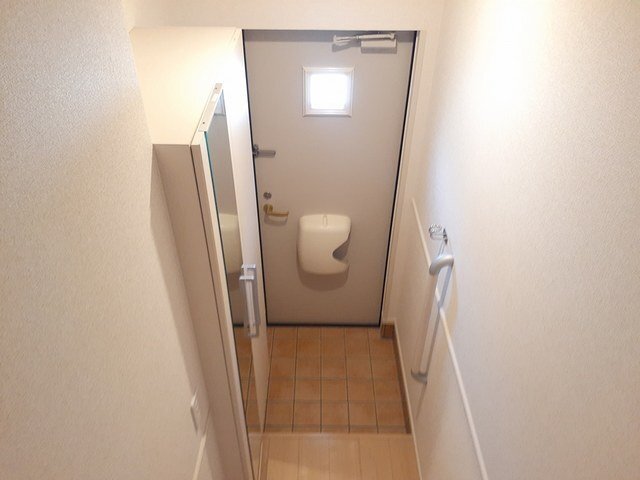 拡大写真：メルシェ 2階202のゆったりとした玄関です