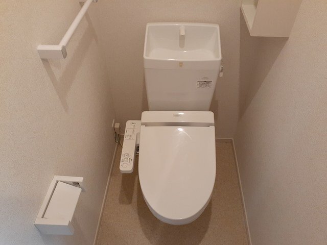 拡大写真：メルシェ 2階202のゆったりとした空間のトイレです