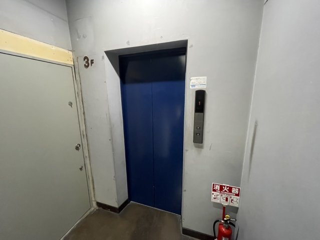 拡大写真:イレブンビル 3FのEV