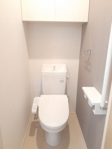 拡大写真:フラワーヨコスカ 2階203のコンパクトで使いやすいトイレです