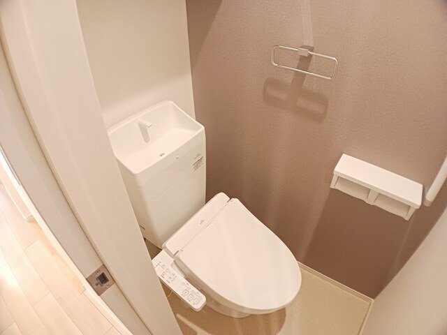 拡大写真:モデルノ クスノキ 2階202の清潔感のあるトイレです