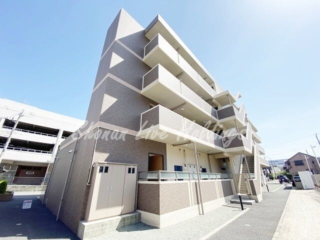 拡大写真：M・Dクレスト 4階409の重厚なRCマンション