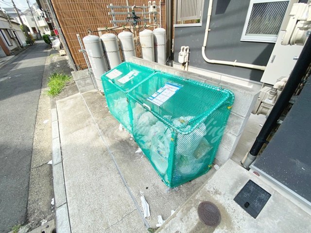 拡大写真:ロワール六浦壱番館 1階103の敷地内ゴミ置き場あり♪