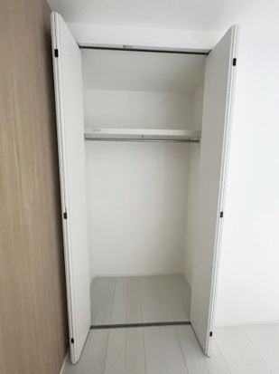 拡大写真:Villa Minette 1階102の使い勝手の良いハンガーパイプ付き