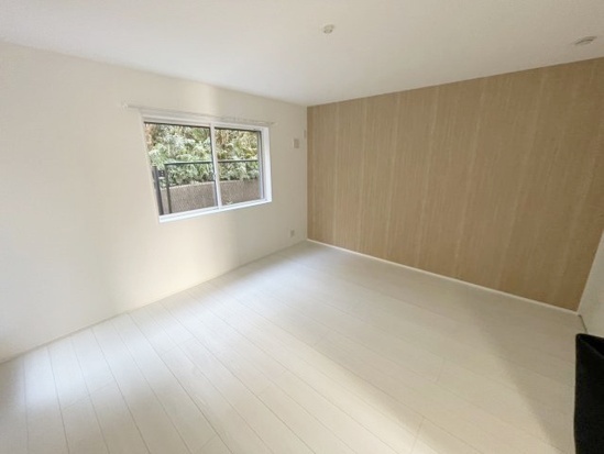 拡大写真:Villa Minette 1階102の広々10帖のリビング