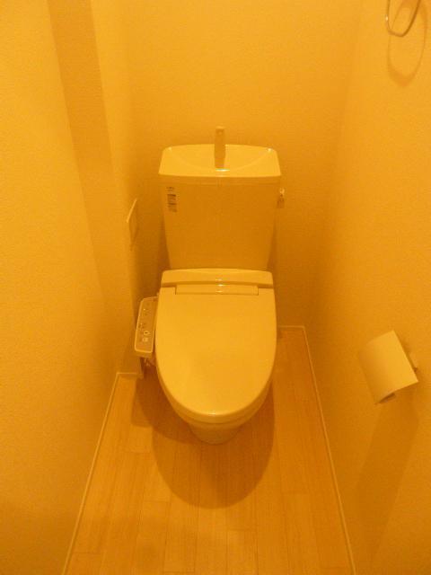 拡大写真:バルコグランデ 3階302の清潔感のあるトイレです