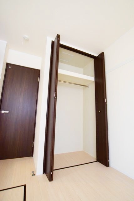 拡大写真:ジュネス久里浜 1階102の荷物が多くても整理のしやすいクローゼット付き