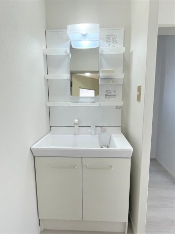 拡大写真：ロイヤルコーポ高野台 3階302の身支度も捗るシャワー付洗面化粧台