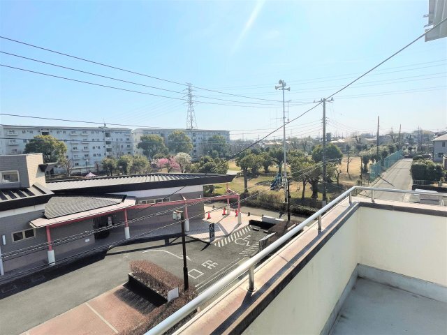 拡大写真：ロイヤルコーポ高野台 3階302のバルコニー