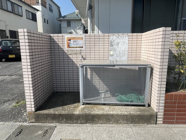 拡大写真：ロイヤルコーポ高野台 3階302のごみ置場