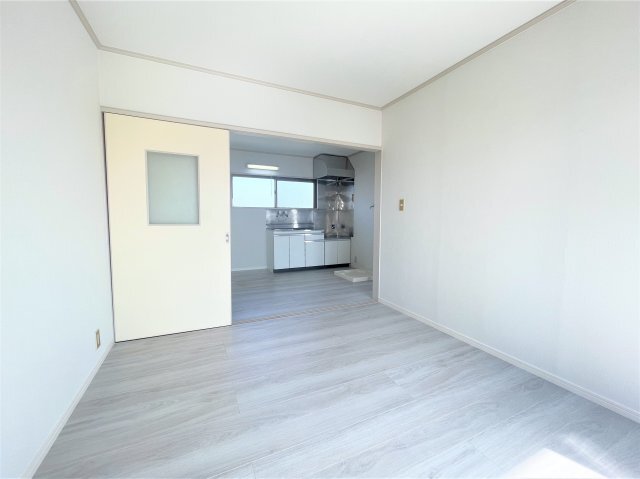 拡大写真：ロイヤルコーポ高野台 3階302の居間