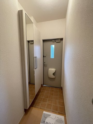 拡大写真：グランドソレイユ 2階205の玄関