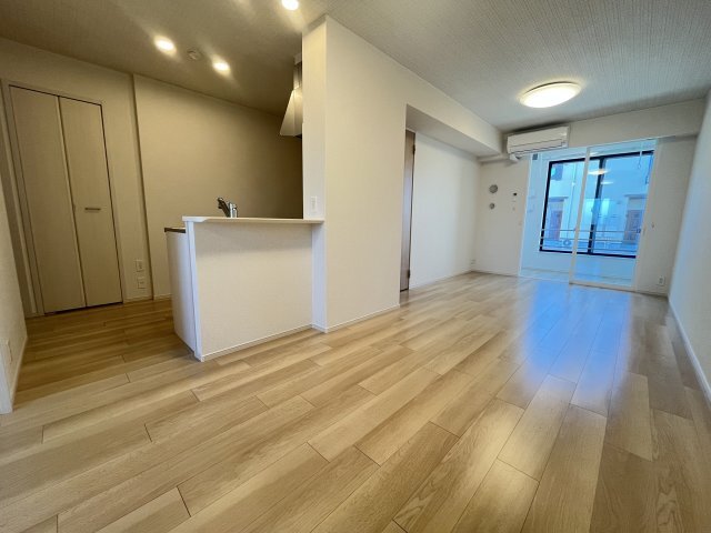 拡大写真:グランブルー八代 A 1階102の居間
