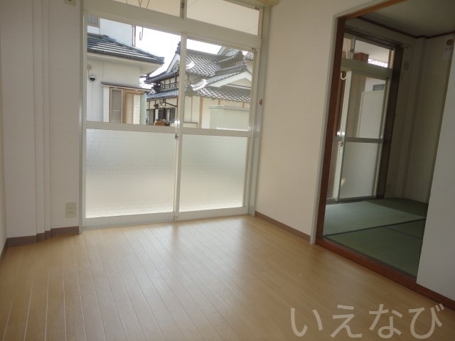 拡大写真：総社市門田 1階101の洋室から和室