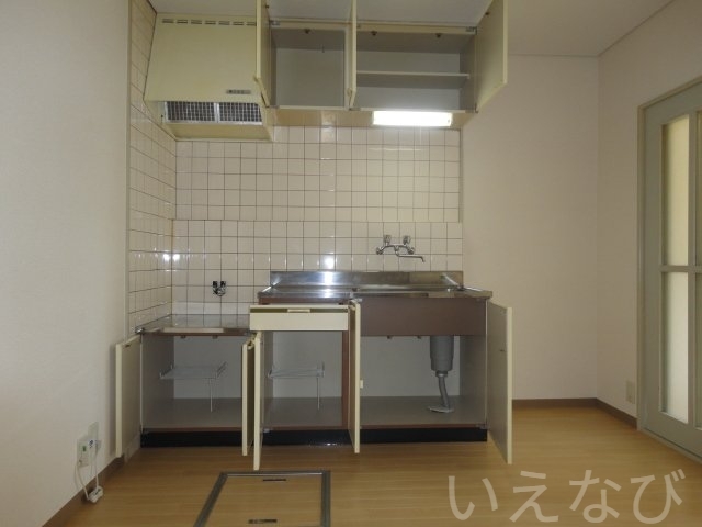 拡大写真：総社市門田 1階101のキッチン収納