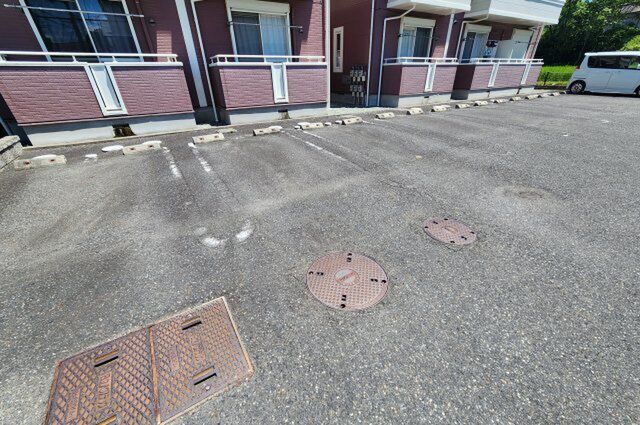 拡大写真:グリーンヒルうぐいすB 1階103の駐車場