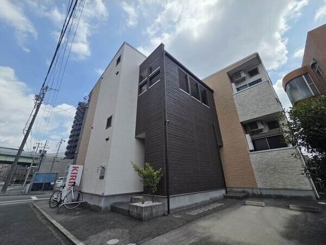 クローバーコート日比野の外観