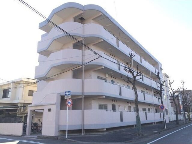 写真：ファミール八代の外観