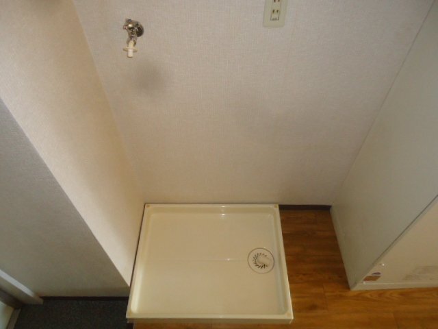 拡大写真:リバティハイツ白鳥 4階406の洗濯機置場(室内)