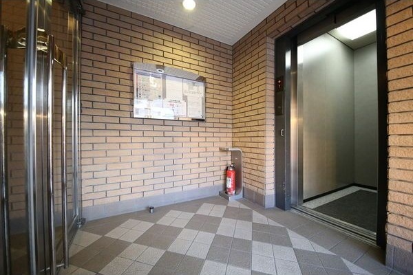 拡大写真：プロビデンス新瑞橋 6階601のエントランス