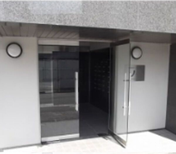 拡大写真:AMBER HOUSE Jingu 8階802のエントランス