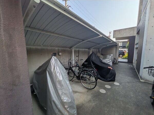 拡大写真:岩塚テラス 6階602の駐輪場
