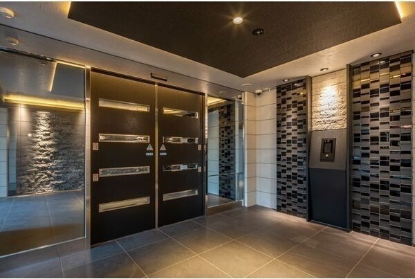 拡大写真:S-RESIDENCE六番町 3階303のエントランス