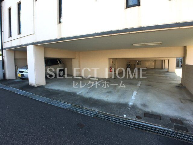 拡大写真：コメルスⅢ 4階402の駐車場に車を止められます